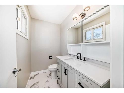 1960 Cottonwood Crescent Se, Calgary, AB - Indoor Photo Showing Bathroom