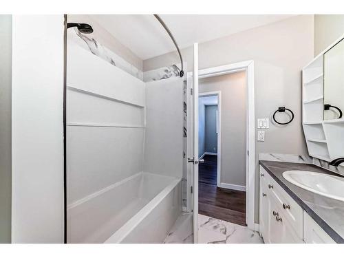 1960 Cottonwood Crescent Se, Calgary, AB - Indoor Photo Showing Bathroom