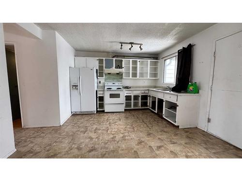 6551 Huntsbay Road Nw, Calgary, AB - Indoor Photo Showing Kitchen