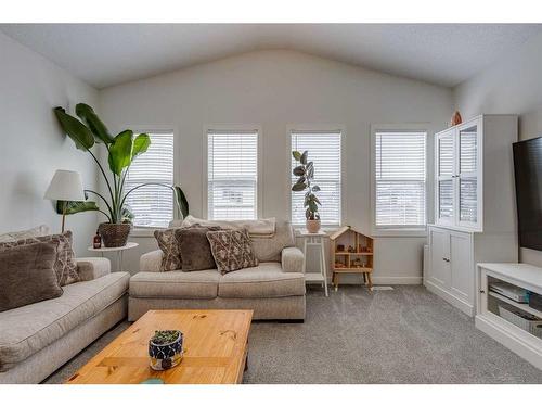 109 Evanspark Gardens Nw, Calgary, AB - Indoor Photo Showing Living Room