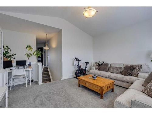 109 Evanspark Gardens Nw, Calgary, AB - Indoor Photo Showing Living Room