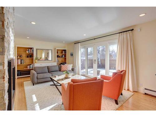 73 Holden Road Sw, Calgary, AB - Indoor Photo Showing Living Room