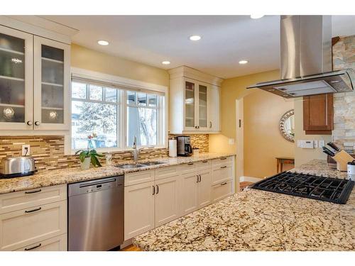 73 Holden Road Sw, Calgary, AB - Indoor Photo Showing Kitchen