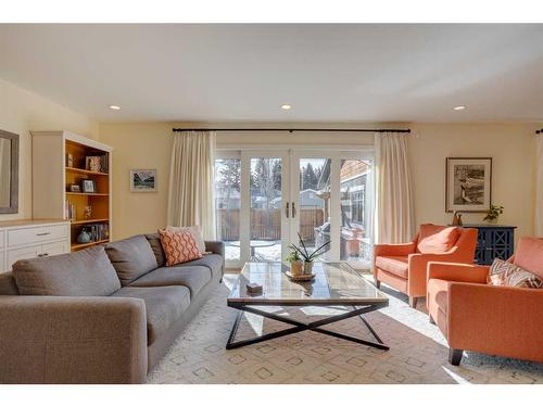 73 Holden Road Sw, Calgary, AB - Indoor Photo Showing Living Room