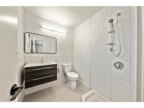 588 Silvergrove Drive Nw, Calgary, AB - Indoor Photo Showing Bathroom