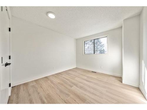 588 Silvergrove Drive Nw, Calgary, AB - Indoor Photo Showing Other Room