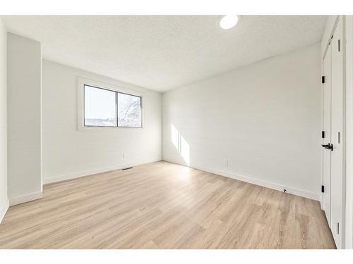 588 Silvergrove Drive Nw, Calgary, AB - Indoor Photo Showing Other Room