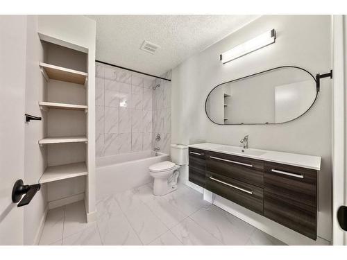 588 Silvergrove Drive Nw, Calgary, AB - Indoor Photo Showing Bathroom