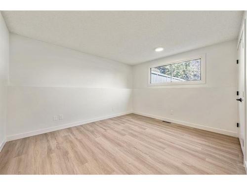 588 Silvergrove Drive Nw, Calgary, AB - Indoor Photo Showing Other Room