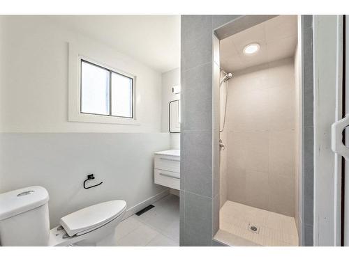 588 Silvergrove Drive Nw, Calgary, AB - Indoor Photo Showing Bathroom