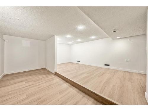 588 Silvergrove Drive Nw, Calgary, AB - Indoor Photo Showing Other Room