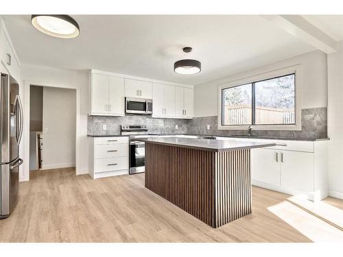 588 Silvergrove Drive Nw, Calgary, AB - Indoor Photo Showing Kitchen