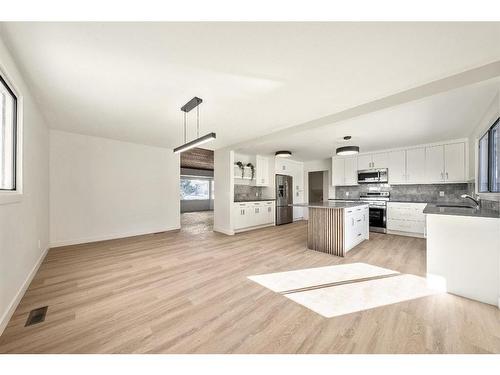 588 Silvergrove Drive Nw, Calgary, AB - Indoor Photo Showing Kitchen