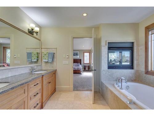 2609 7 Avenue Nw, Calgary, AB - Indoor Photo Showing Bathroom