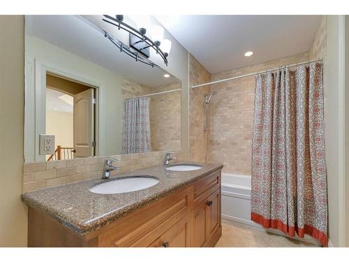 2609 7 Avenue Nw, Calgary, AB - Indoor Photo Showing Bathroom