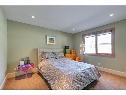 2609 7 Avenue Nw, Calgary, AB - Indoor Photo Showing Bedroom