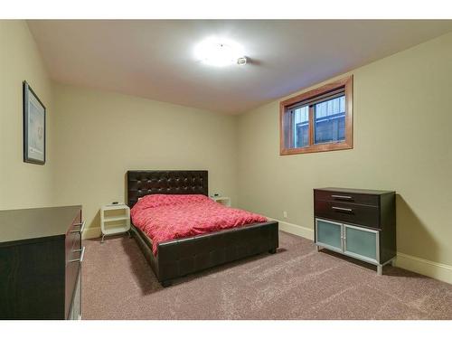 2609 7 Avenue Nw, Calgary, AB - Indoor Photo Showing Bedroom