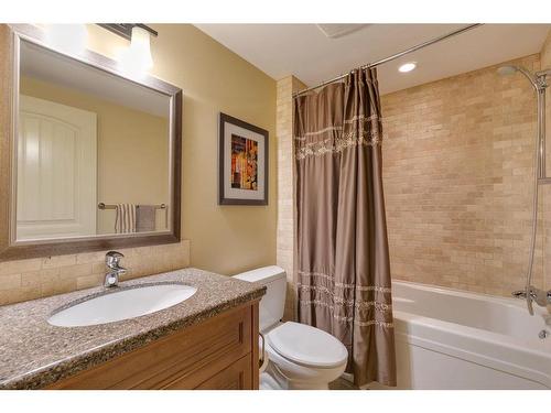 2609 7 Avenue Nw, Calgary, AB - Indoor Photo Showing Bathroom