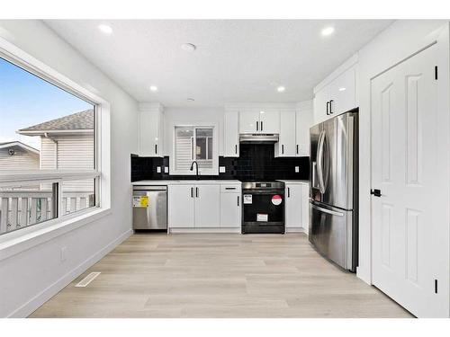 16 Erin Circle Se, Calgary, AB - Indoor Photo Showing Kitchen With Stainless Steel Kitchen