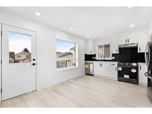 16 Erin Circle Se, Calgary, AB - Indoor Photo Showing Kitchen