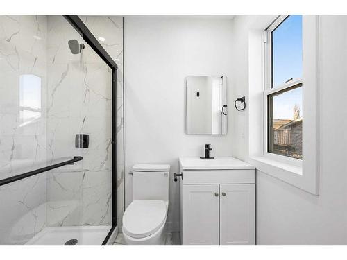 16 Erin Circle Se, Calgary, AB - Indoor Photo Showing Bathroom