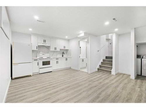 16 Erin Circle Se, Calgary, AB - Indoor Photo Showing Kitchen