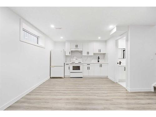 16 Erin Circle Se, Calgary, AB - Indoor Photo Showing Kitchen