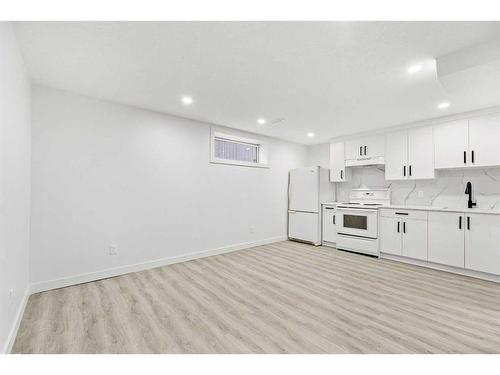 16 Erin Circle Se, Calgary, AB - Indoor Photo Showing Kitchen