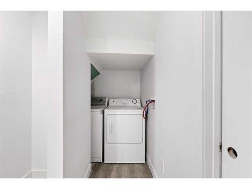 16 Erin Circle Se, Calgary, AB - Indoor Photo Showing Laundry Room