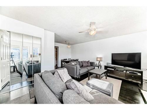 2310 14A Street Sw, Calgary, AB - Indoor Photo Showing Living Room