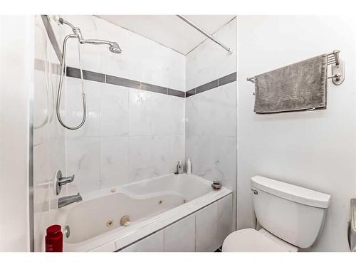 2310 14A Street Sw, Calgary, AB - Indoor Photo Showing Bathroom