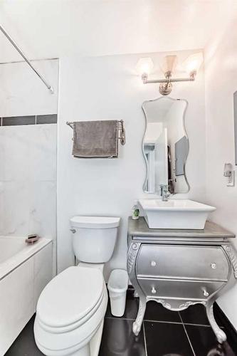 2310 14A Street Sw, Calgary, AB - Indoor Photo Showing Bathroom