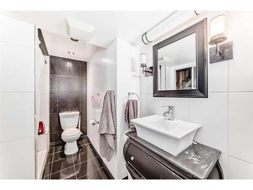 2310 14A Street Sw, Calgary, AB - Indoor Photo Showing Bathroom