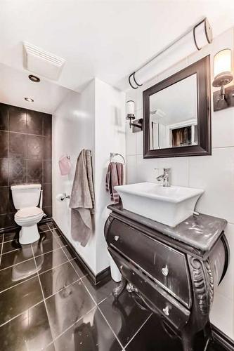 2310 14A Street Sw, Calgary, AB - Indoor Photo Showing Bathroom