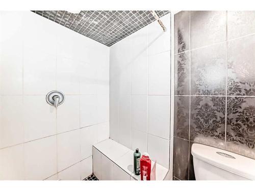 2310 14A Street Sw, Calgary, AB - Indoor Photo Showing Bathroom