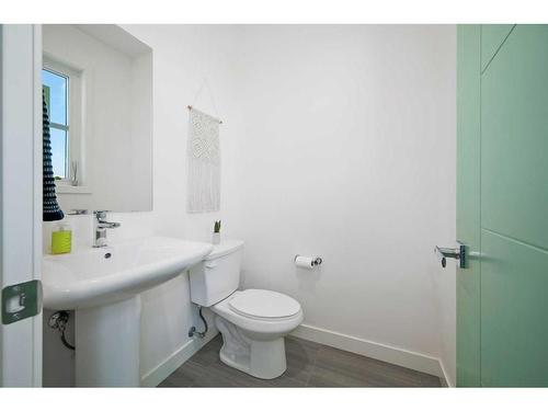 400 Walden Parade Se, Calgary, AB - Indoor Photo Showing Bathroom