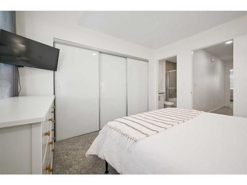 400 Walden Parade Se, Calgary, AB - Indoor Photo Showing Bedroom