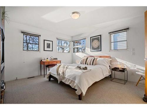 2203 32 Avenue Sw, Calgary, AB - Indoor Photo Showing Bedroom