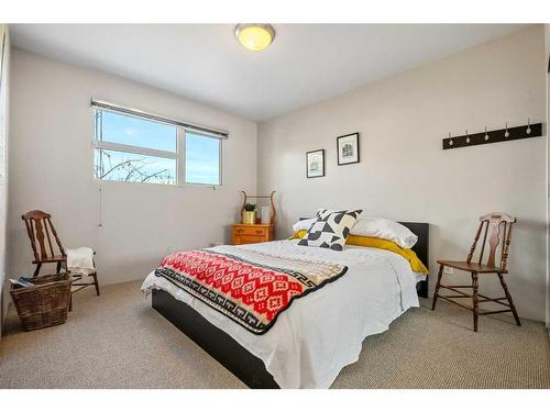 2203 32 Avenue Sw, Calgary, AB - Indoor Photo Showing Bedroom