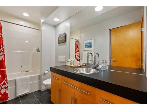 2203 32 Avenue Sw, Calgary, AB - Indoor Photo Showing Kitchen