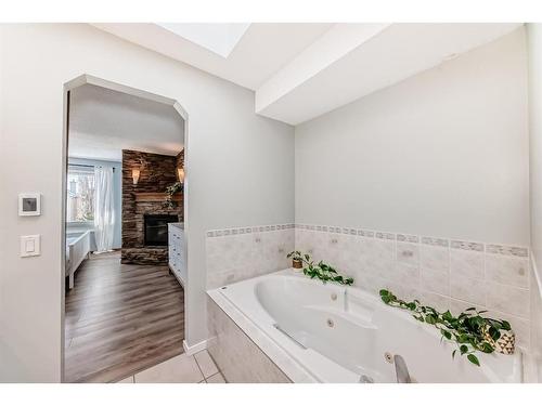 95 Tuscany Hills Park Nw, Calgary, AB - Indoor Photo Showing Bathroom