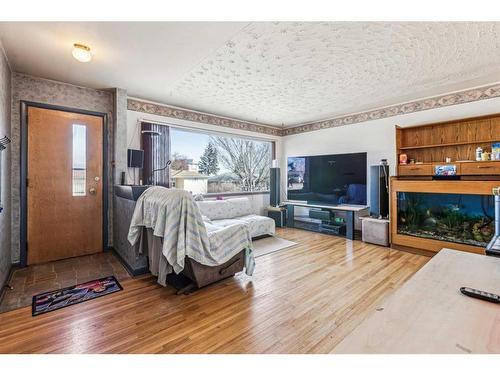 13 Manor Road Sw, Calgary, AB - Indoor Photo Showing Living Room