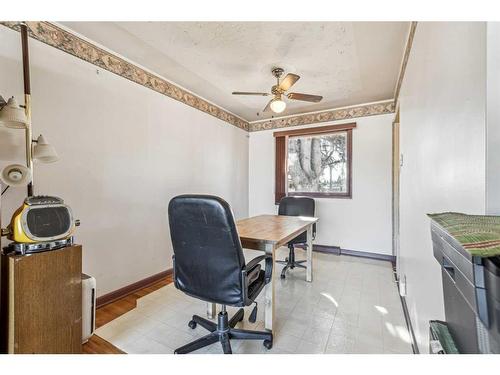 13 Manor Road Sw, Calgary, AB - Indoor Photo Showing Office