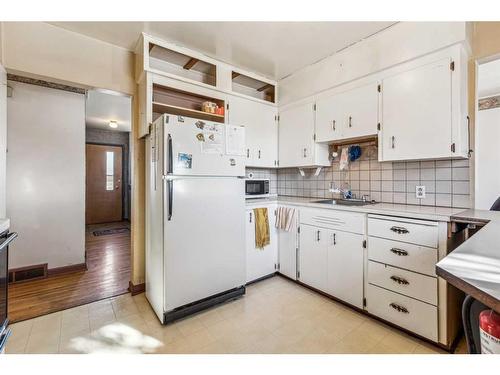 13 Manor Road Sw, Calgary, AB - Indoor Photo Showing Kitchen