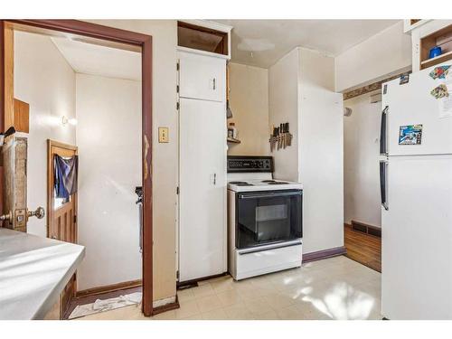 13 Manor Road Sw, Calgary, AB - Indoor Photo Showing Kitchen