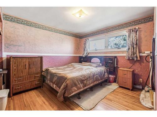 13 Manor Road Sw, Calgary, AB - Indoor Photo Showing Bedroom