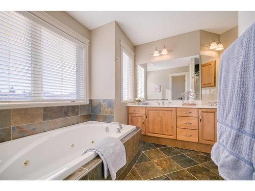 39 Weston Rise Sw, Calgary, AB - Indoor Photo Showing Bathroom