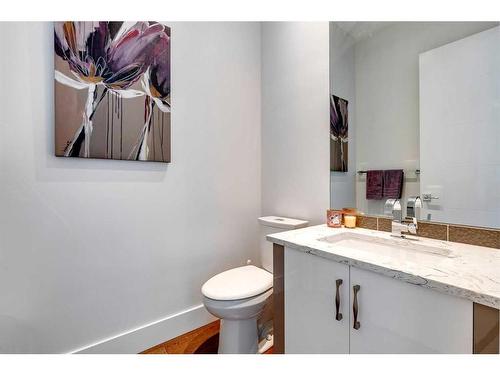 2033 45 Avenue Sw, Calgary, AB - Indoor Photo Showing Bathroom