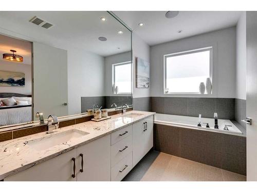 2033 45 Avenue Sw, Calgary, AB - Indoor Photo Showing Bathroom