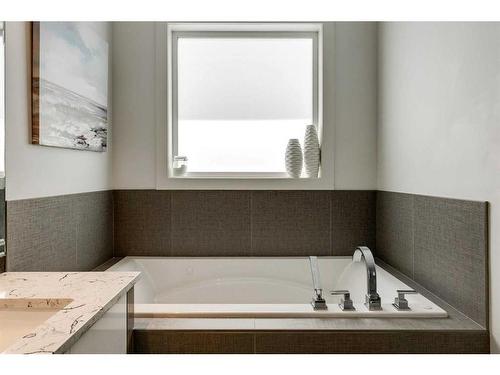 2033 45 Avenue Sw, Calgary, AB - Indoor Photo Showing Bathroom